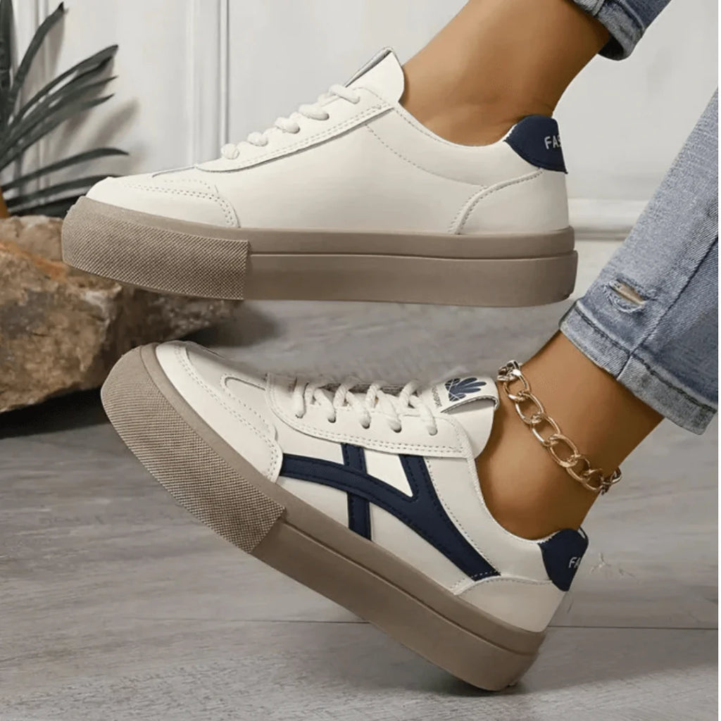 Sneakersy na platformie z kontrastowymi paskami