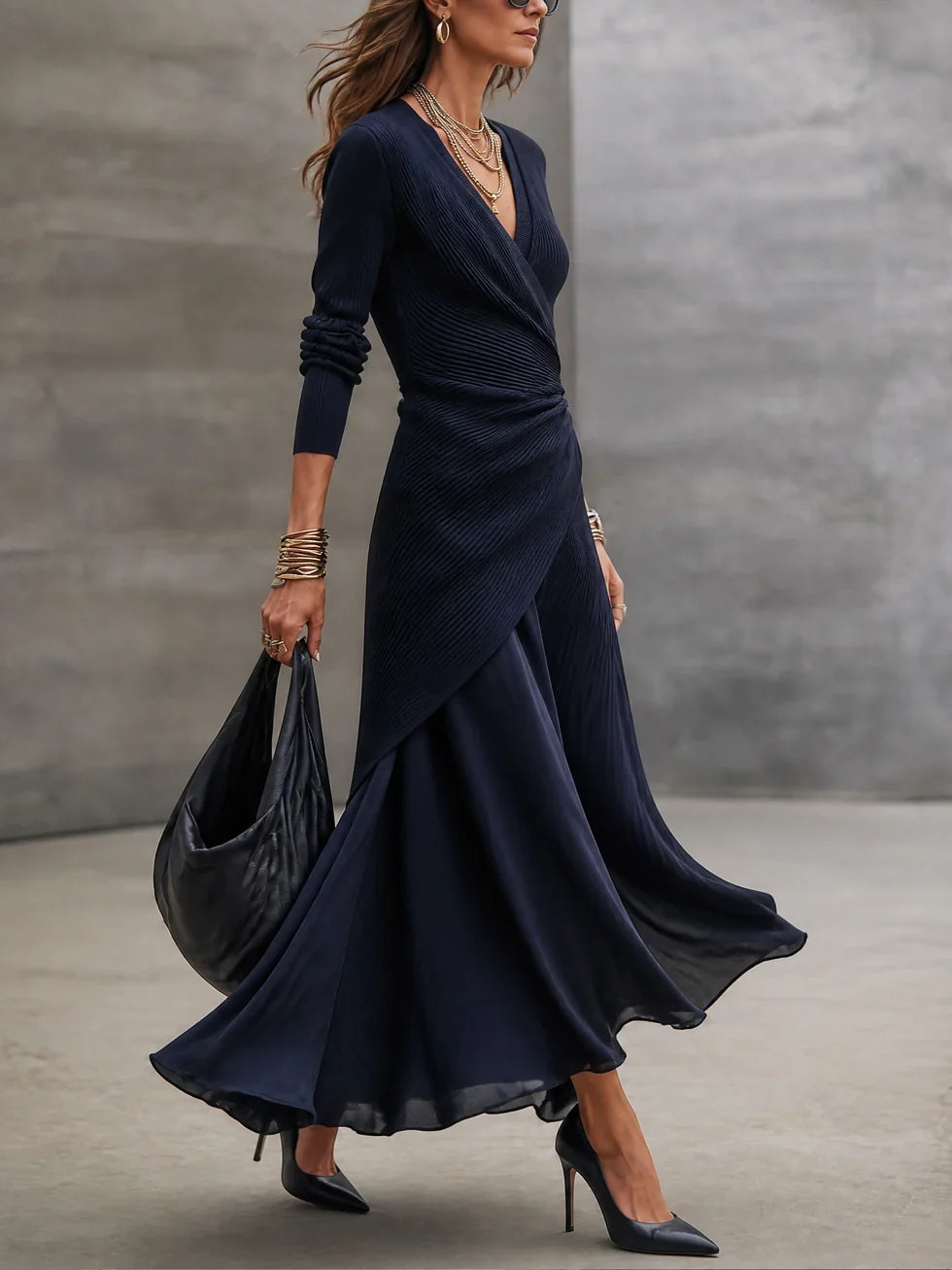 Elegancka prążkowana sukienka maxi z otwartym okiem
