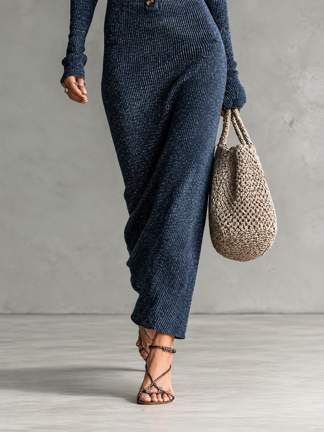 Dopasowana dzianinowa sukienka maxi z kapturem